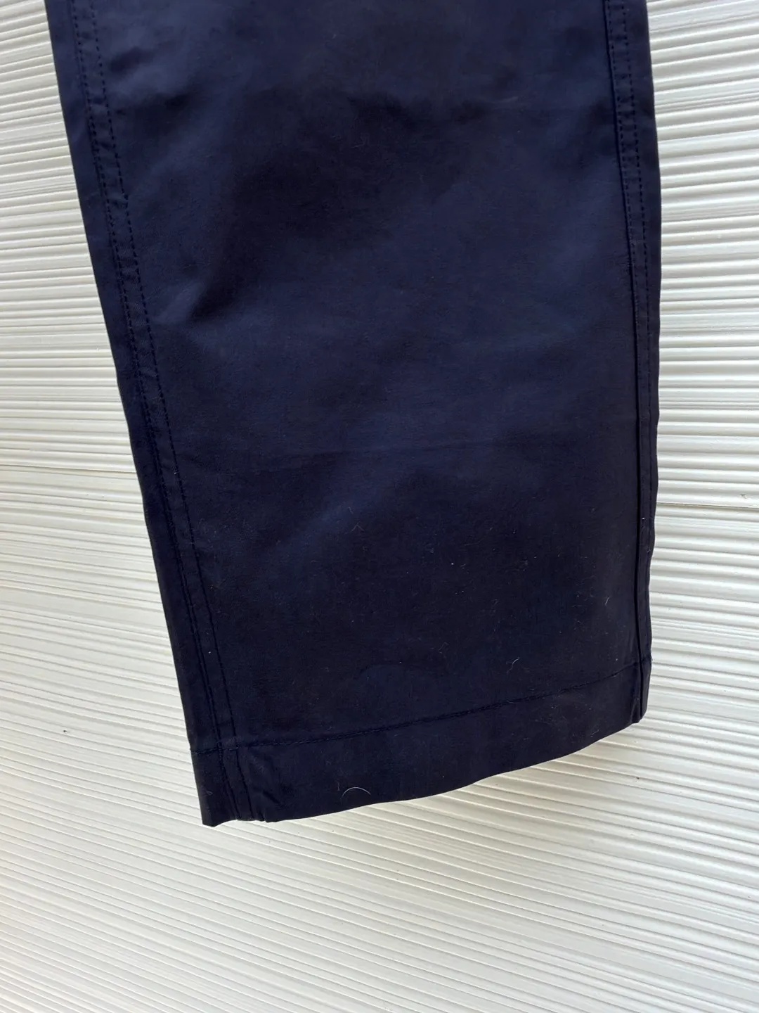 LOUIS VUITTON pocket embroidered work trousers ●Original version: Purchased and developed for 9999 ●Item number: 1681825-B50 ●Fabric: cotton twill fabric ●Technology: embroidery production ●Color: navy blue ●Version: fitted version ●Weight: about 520 grams ●Size: 44-46-48-50 ●Description: The high cotton content ensures the fabric's excellent breathability, durability and classic workwear texture, while the twill weave gives it unique wear resistance and stiffness. The special fabric technology solves the pain points of tight and stiff traditional overalls; it provides greater freedom when moving, significantly improves wearing comfort and flexibility, and achieves a balance between function and comfort. The application of three-dimensional core-spinning embroidery technology in the pocket position is achieved by adding additional cotton thread or foam as the core material to the pattern filling layer, and then using embroidery thread to fully cover the embroidery. The logo pattern is significantly protruded from the surface of the fabric, forming a full three-dimensional effect. This process not only enhances the visual impact and tactile level, but also improves the wear resistance of the pocket area through the buffering effect of the core material, ensuring that the pattern can still remain crisp and not deformed in complex daily use, ensuring that the pattern is clear and durable, and injecting a sense of sophistication into the rugged workwear style. Diversified pocket system combines workwear functionality with sophistication. The flap cargo pockets on both sides are a signature element, and their flap design prevents items from falling and enhances the visual three-dimensionality. Italian style pockets provide simple side storage. The overall wiring is straight and delicate, the fabric is comfortable and soft, and the color is consistent without color difference. It can be matched with the same style to create a fashionable look and control various occasions. Customized accessories, complete with three standards, same style for men and women!